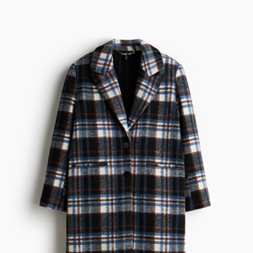 Podobný kabát je k dostání v obchodě H&M za 1999 Kč.