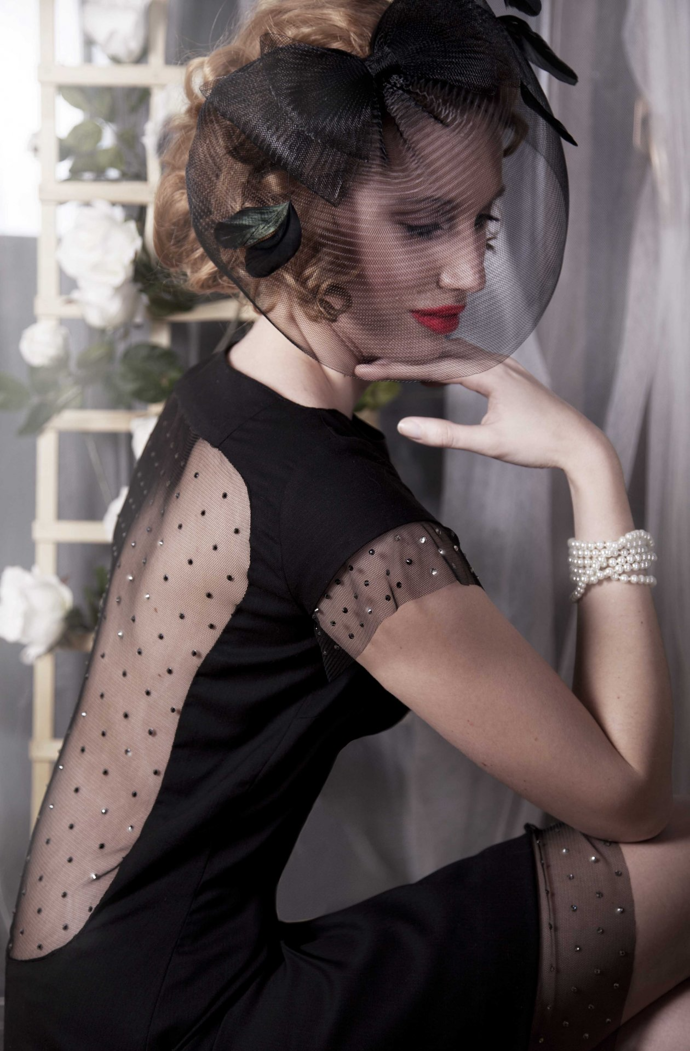 Model od Aleny Wilson dokazuje, že malé černé šaty rozhodně nemusí být fádní.