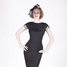 Šaty pocházejí z dílny návrhářky Aleny Wilson. 