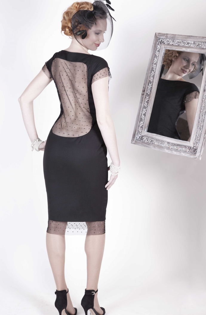 Šaty jsou z jedné z předchozích kolekcí Aleny Wilson, na Evu Decastelo se musely přešít.