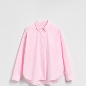 Dalším barevným akcentem, který outfitu zároveň dodal ženskost, je růžová košile. Tento bavlněný kousek má v nabídce Reserved za 599 Kč.