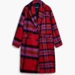 Podobně zářit byste mohla v tomto červeném tartanovém kabátě značky Desigual za 4999 Kč. Další barevné i klasické kostkované kabáty v tlumených tónech najdete v galerii.