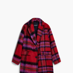 Podobně zářit byste mohla v tomto červeném tartanovém kabátě značky Desigual za 4999 Kč. Další barevné i klasické kostkované kabáty v tlumených tónech najdete v galerii.