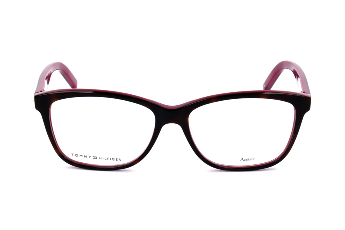 A pokud jako herečka Jana Paulová nosíte brýle, můžete ke svému outfitu doladit i obroučky. Tyto jsou od značky Tommy Hilfiger a stojí 4990 Kč