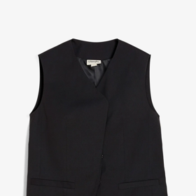 Pro trendy podzimní vrstvení jsou jako stvořené vesty. Tuto delší černou vestu s keprovou strukturou koupíte u Bonprix za 829 Kč.