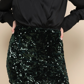 Kombinace černé a zelené je slavnostní, a přesto nepůsobí nudně. Tuto mini sukni koupíte u značky Lulus za 1300 Kč