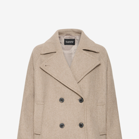 Tato přechodová bunda díky dvouřadému zapínání připomíná další moderní kousek, kterým je zkrácený trenčkot. Koupíte ji u značky b.young za 2649 Kč