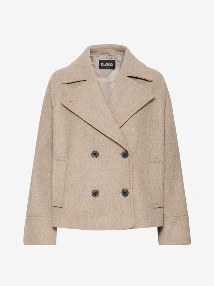 Tato přechodová bunda díky dvouřadému zapínání připomíná další moderní kousek, kterým je zkrácený trenčkot. Koupíte ji u značky b.young za 2649 Kč