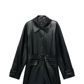 Pokud vás zaujal outfit herečky, našli jsme pro vás podobné kousky. Sáhnout můžete třeba po koženkovém trenčkotu, který letos zažívá velký comeback. Tento kousek prodává značka Mango za 2999 Kč.