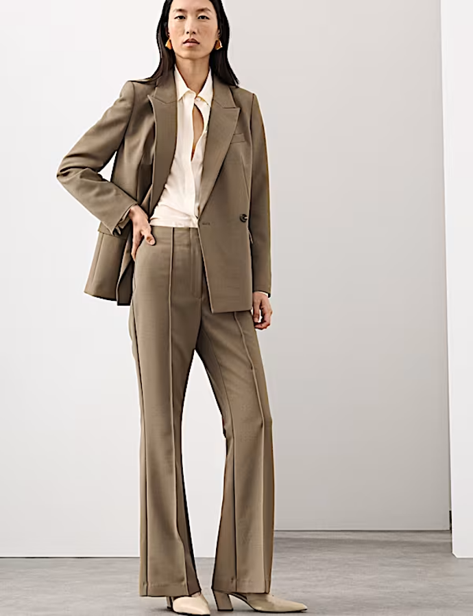 Kalhotový kostým, Marks&Spencer, zvonové kalhoty ze směsi vlny s ozdobnými švy 2999 Kč, dvouřadý blejzr ze směsi vlny 6999 Kč