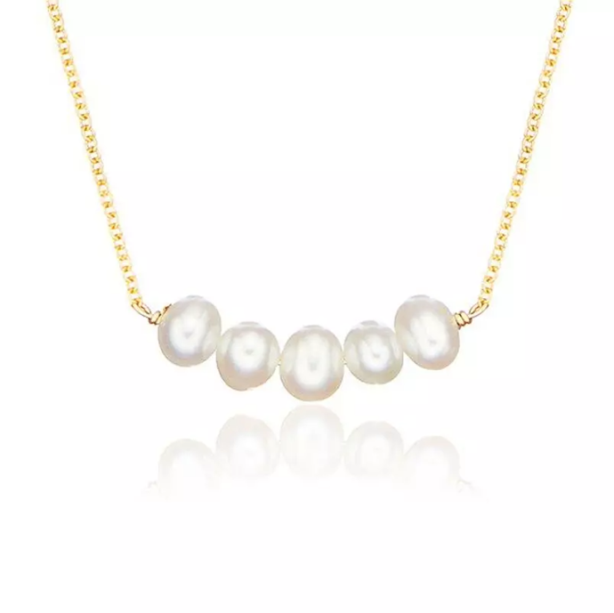 Nezapomeňte ani na šperky. Po vzoru Jany Paulové můžete zvolit třeba tento pozlacený náhrdelník s perlami od značky boho design v hodnotě 1099 Kč