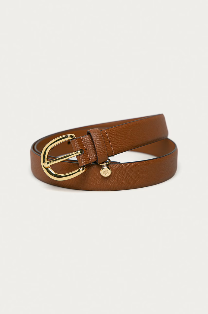 Kožený pásek dodá outfitu další šmrnc. Tento kousek seženete u značky Lauren Ralph Lauren za 1799 Kč.