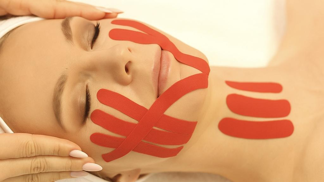 Omlazení obličeje bez jehel nebo výplní: Tejpování je nová metoda liftingu