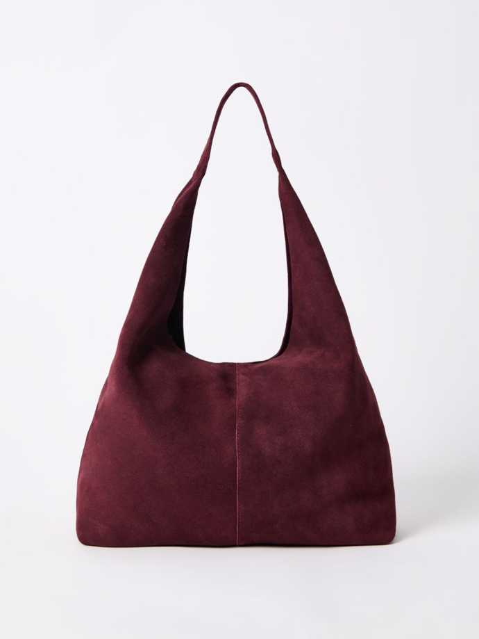 Punc noblesy váš look stejně jako outfit Jany Paulové získá i díky správným doplňkům. Třeba kožené tašce v tónech vína. Tento model pořídíte u značky Mohito za 1599 Kč