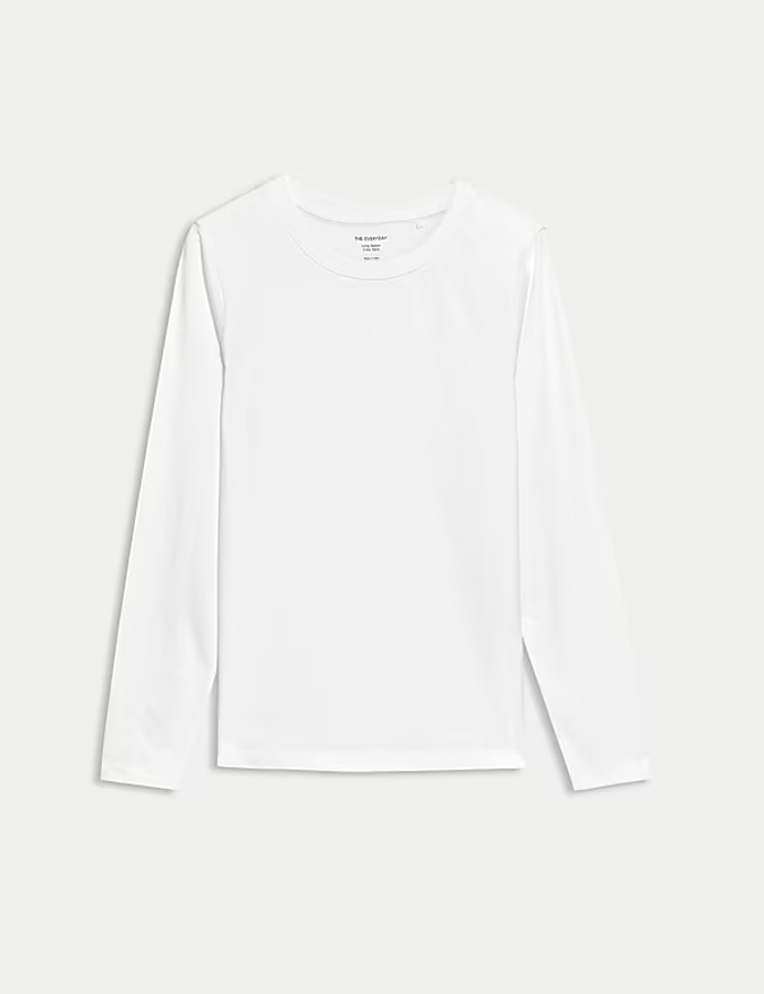 Bílé tričko vás zachrání, když nevíte, co na sebe. Tento kousek z čisté bavlny prodává Marks&Spencer za 349 Kč.