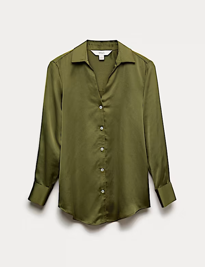 Saténová propínací košile s límečkem a výstřihem do V, Marks&Spencer, 899 Kč