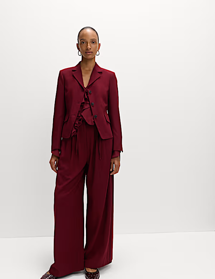 Kalhotový kostým, Marks&Spencer, zkrácené sportovní sako s vlněným vzhledem a ozdobným vzorem 2399 Kč,  projmuté kalhoty se širokými nohavicemi ze směsi vlny 1399 Kč