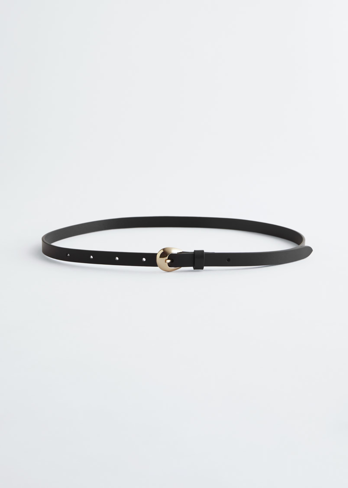 Úzký kožený pásek s půlměsícovou přezkou, & Other Stories, 990 Kč