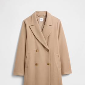 Podobně jako herečka můžete sáhnout po kabátu, který má šmrnc, a  zároveň zahřeje. Tento kousek s příměsí vlny prodává značka GAP za 3499 Kč