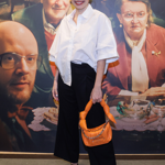 Kalhoty typu culottes si oblíbila i herečka Denisa Pfauserová, která je kombinuje třeba s bílou košilí a výraznou kabelkou.