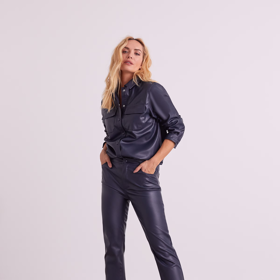 Taťána Kuchařová moc dobře ví, co se letos na podzim nosí. V tmavých kožených kalhotách se širšími nohavicemi vypadá elegantně i moderně.