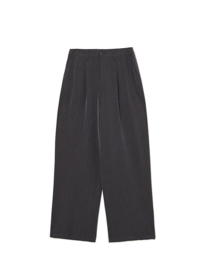 Pokud vás naopak láká ještě víc baggy varianta, zkusit můžete třeba tuto tmavě šedou alternativu z obchodu Cropp. Kalhoty stojí 759 Kč.