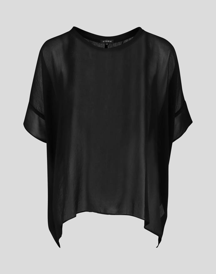 Poloprůhledný top uvolněného střihu  pořídíte třeba u značky Storm v přepočtu za 2410 Kč.