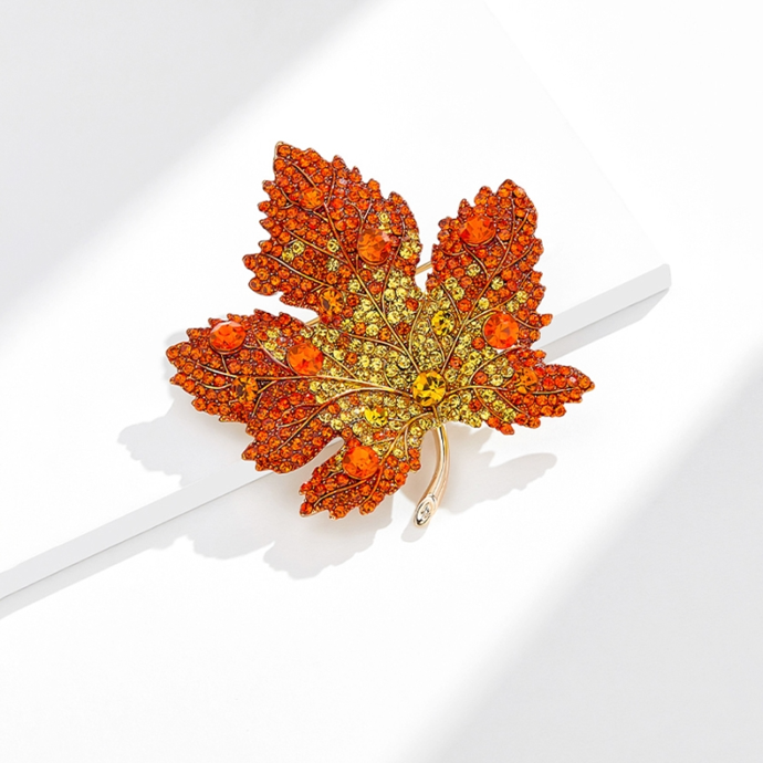 Brož ve tvaru listu se zirkony, Éternelle, 1499 Kč