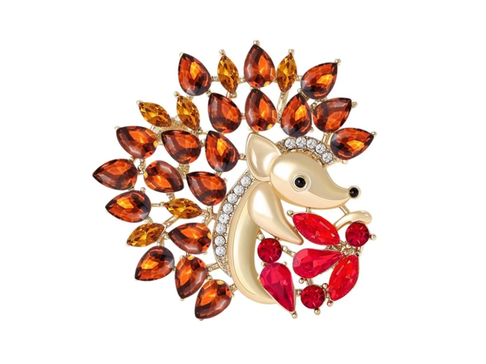 Brož ježek s jablkem zdobená krystaly, Bižuterie TOP, 345 Kč