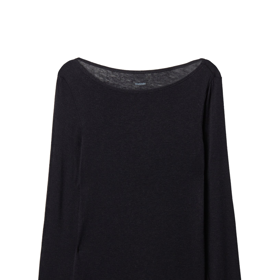 V chladnějších dnech můžete sáhnout třeba po topu s delším rukávem a lodičkovým výstřihem, který podtrhuje elegantní dojem. Tento kousek má v nabídce značka Tezenis za 449 Kč.