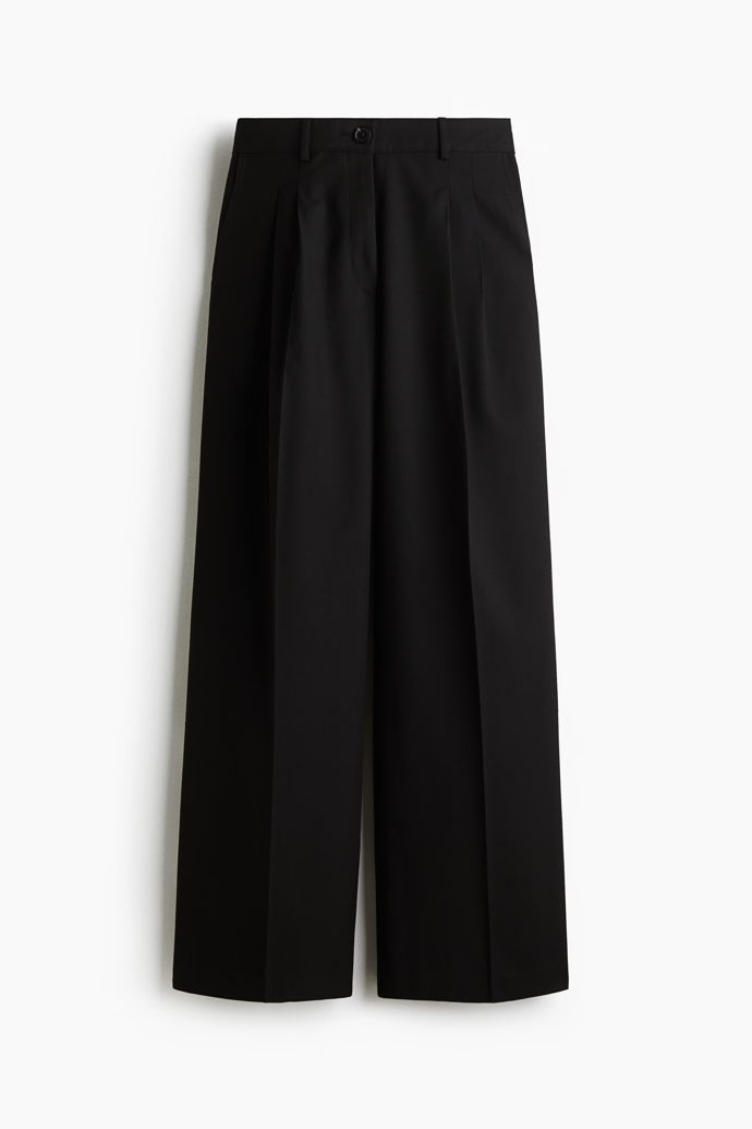 V šatníku by vám neměly chybět ani elegantní černé kalhoty. Tento model v širokém střihu najdete u H&M za 739 Kč