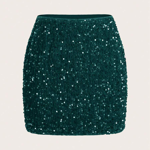 Svůj party outfit dovedete k dokonalosti díky flitrované mini sukni v elegantním tmavě zeleném odstínu. Tuto sukni má v nabídce SHEIN za 279 Kč.