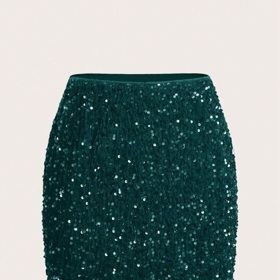 Svůj party outfit dovedete k dokonalosti díky flitrované mini sukni v elegantním tmavě zeleném odstínu. Tuto sukni má v nabídce SHEIN za 279 Kč.