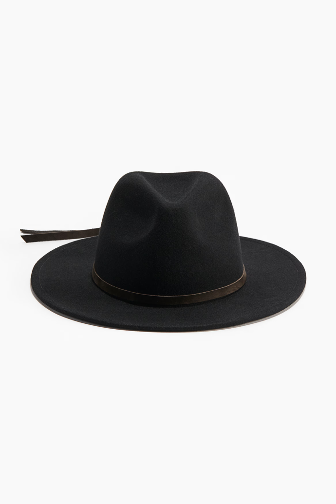 Punc tradice získal look Markéty Hrubešové i díky klobouku. Tento vlněný kousek seženete u H&M za 1239 Kč.