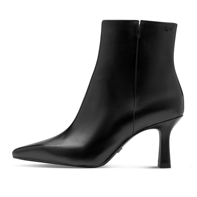 K modelu můžete pro umocnění elegance obout tyto černé kotníčkové boty od značkyTamaris za 3849 Kč.