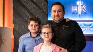 Třináctiletý syn Jana Punčocháře chystá večeře celé rodině: Připravil famózní vepřovou kotletu na hříbkách