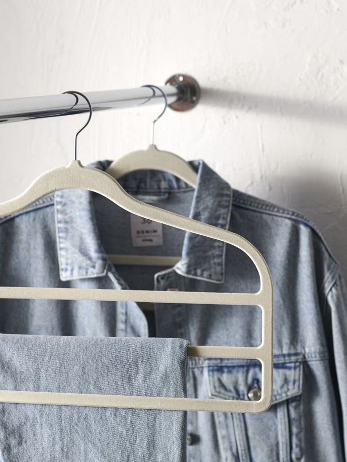 ...na jedno ramínko patří jeden kousek oblečení.