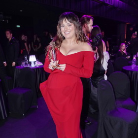 I výstřihy do V umí své, a to jak tyto hluboké, tak i mělčí. 