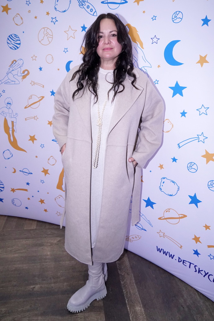 Monochromatika může fungovat i ve světlých odstínech, které Jitce Čvančarové také sluší. 