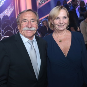 S manželkou Hanou Kousalovou pojí Pavla Zedníčka společné zájmy a záliba v cestování. Během pandemie covidu, kdy nemohli cestovat, spolu sledovali oblíbené filmy a seriály v televizi.