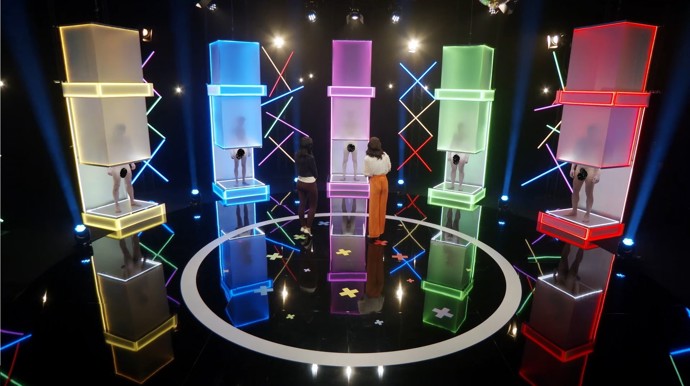 Kamila a pět nahých nápadníků.