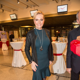 Krátké úpletové šaty kombinuje s koženou bundou a kotníčkovými botami zpěvačka Helena Vondráčková.