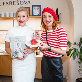 Knihu Vše sváteční jí křtila herečka Michaela Maurerová. 