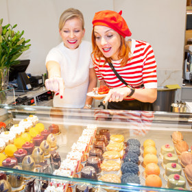 Z pestré nabídky dortů v její cukrárně se Maurerové zatočila hlava. 