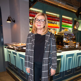 Herečka Jana Paulová klasickou kostkou oživila jednoduchý outfit.