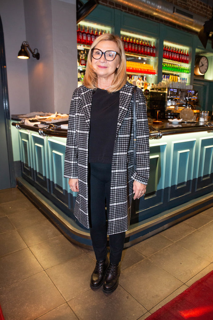 Herečka Jana Paulová klasickou kostkou oživila jednoduchý outfit.