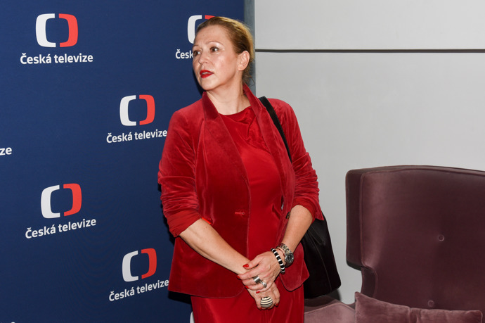 Herečka Zuzana Stivínová také ráda nosí samet, naposledy zvolila červený outfit tón v tónu.