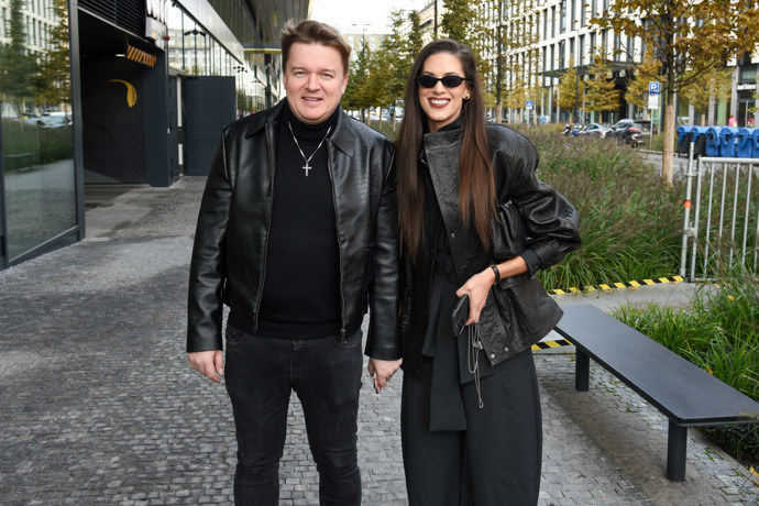 Petr Kolečko a Aneta Vignerová se dokonale sladili do černé kůže. 