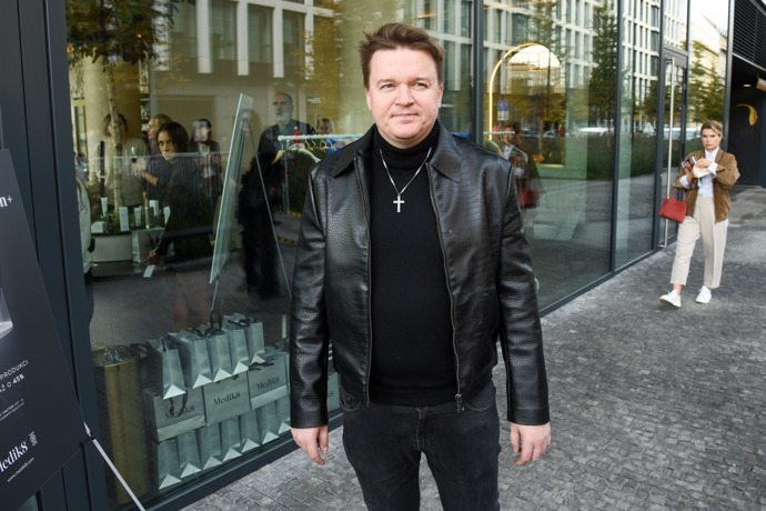 Petr Kolečko si zase potrpí na svůj černý rolák a koženou bundu, která má vzor krokodýlí kůže. 