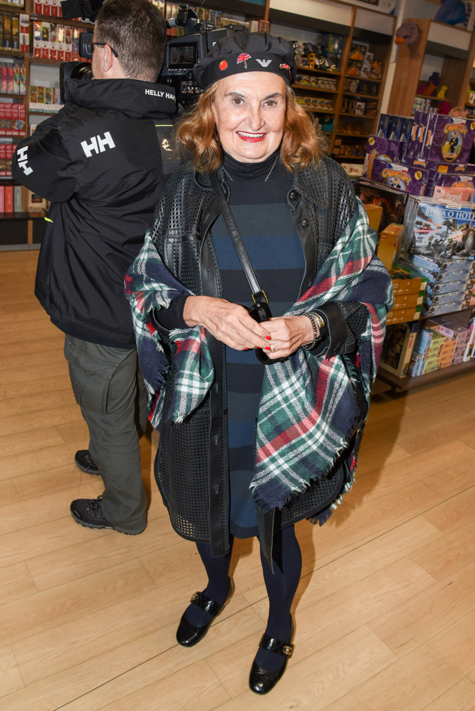 Eva Holubová dorazila v zajímavém outfitu.